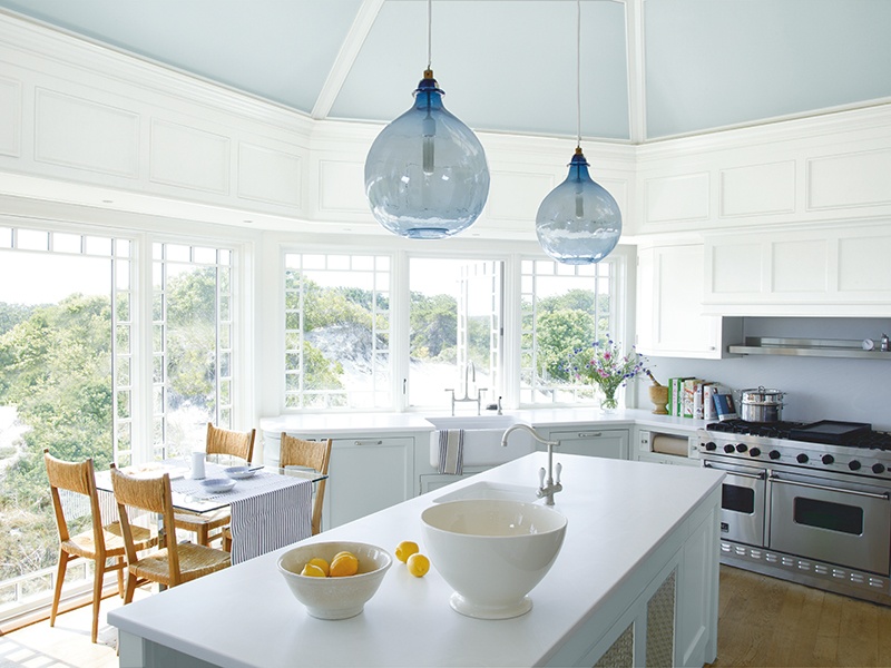 Benjamin Moore’s colorists recommend adding visual spice to a kitchen filled with neutrals by using a contrasting shade on one or two elements, such as the ceiling. 