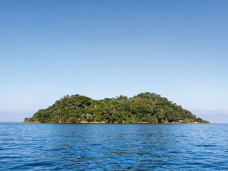Ilha Josefa is a 32-acre private island in the Angra dos Reis region of Brazil, located in the southern part of Rio de Janeiro state, and with easy access to the area's wonderful beaches. 