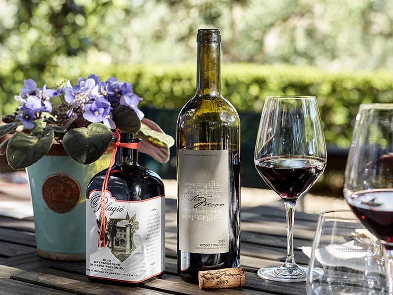 Il Palagio’s olive oil and its award-winning Super Tuscan, Sister Moon, which scored 93 points in a <i>Wine Spectator</i> blind tasting. Photograph: Fabrizio Cicconi” width=”800″ class=”” style=”width: 800px;”><span> The a glass of wine venture below was never ever meant as a rock celebrity’s plaything. It took significant monetary investment from Sting (that job you saw means back when might well have actually funded the creeping plants). Tenuta Il Palagio is currently a self-reliant industrial procedure with 6 seductive blends: 4 Sangiovese-forward reds, one mostly Vermentino white, as well as Beppe Rosato, the estate’s very first rosé. Followers of Sting’s songs will certainly indulge in identifying a few of the names: Message in a Container, Sibling Moon, as well as When We Dancing.</span></p>
<p><img class=