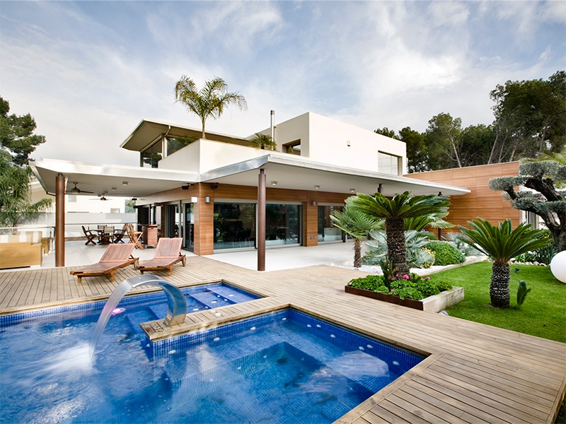 Set within one of the most exclusive developments in La Eliana, Valencia, this sleek modern property features a garden, swimming pool, and Jacuzzi, as well as a home automation system.