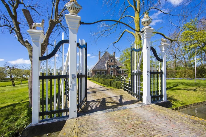 A national monument in a World Heritage Site, De Eenhorn is dedicated to refined country living and equestrian pursuits, yet is only 15 minutes from the historic heart of Amsterdam. A national monument in a World Heritage Site, De Eenhorn is dedicated to refined country living and equestrian pursuits, yet is only 15 minutes from the historic heart of Amsterdam.