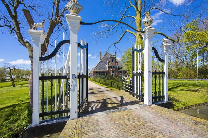 A national monument in a World Heritage Site, De Eenhorn is dedicated to refined country living and equestrian pursuits, yet is only 15 minutes from the historic heart of Amsterdam.