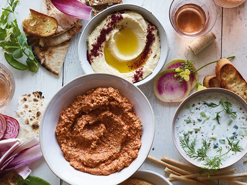 Middle Eastern-style dips from Gaby Dalkin's <i>What’s Gaby Cooking: Everyday California Food</i>. Dalkin’s recipes are inspired by California’s abundant produce and seasonal eating traditions.” width=”800″ fashion=”width: 800px;”>“From long-weekend cookouts to outdoor movie nights, ocean-side picnics to birthday brunches… there’s not really anything that isn’t a good excuse for company and an epic spread,” says Gaby Dalkin within the foreword of her new ebook <em>What’s Gaby Cooking: On a regular basis California Meals</em> (Abrams, New York). By means of 125 of her favourite recipes, Dalkin, who additionally writes the What’s Gaby Cooking weblog, reveals us the best way to “eat coastal.” She pairs contemporary produce with pantry staples for recipes that brim with zesty and sunshiny flavors.</span></p>
<h5><strong>Associated: Uncover 8 Houses for Entertaining Outdoor</strong></h5>
<p><span><strong>3. Trendy serveware</strong><br /></span><span style=